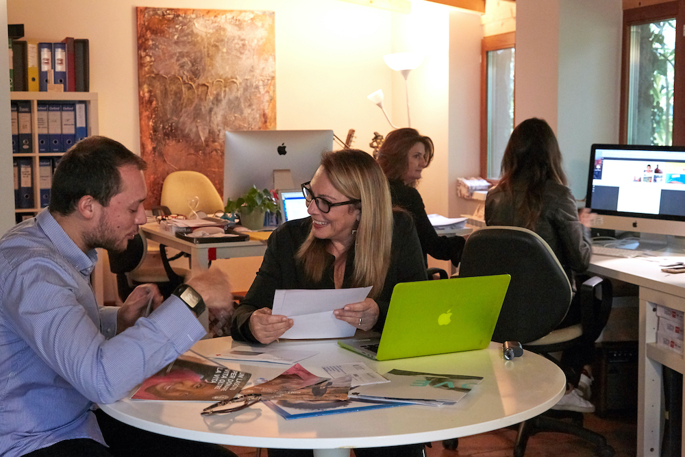 tiziana con alessandro al tavolo